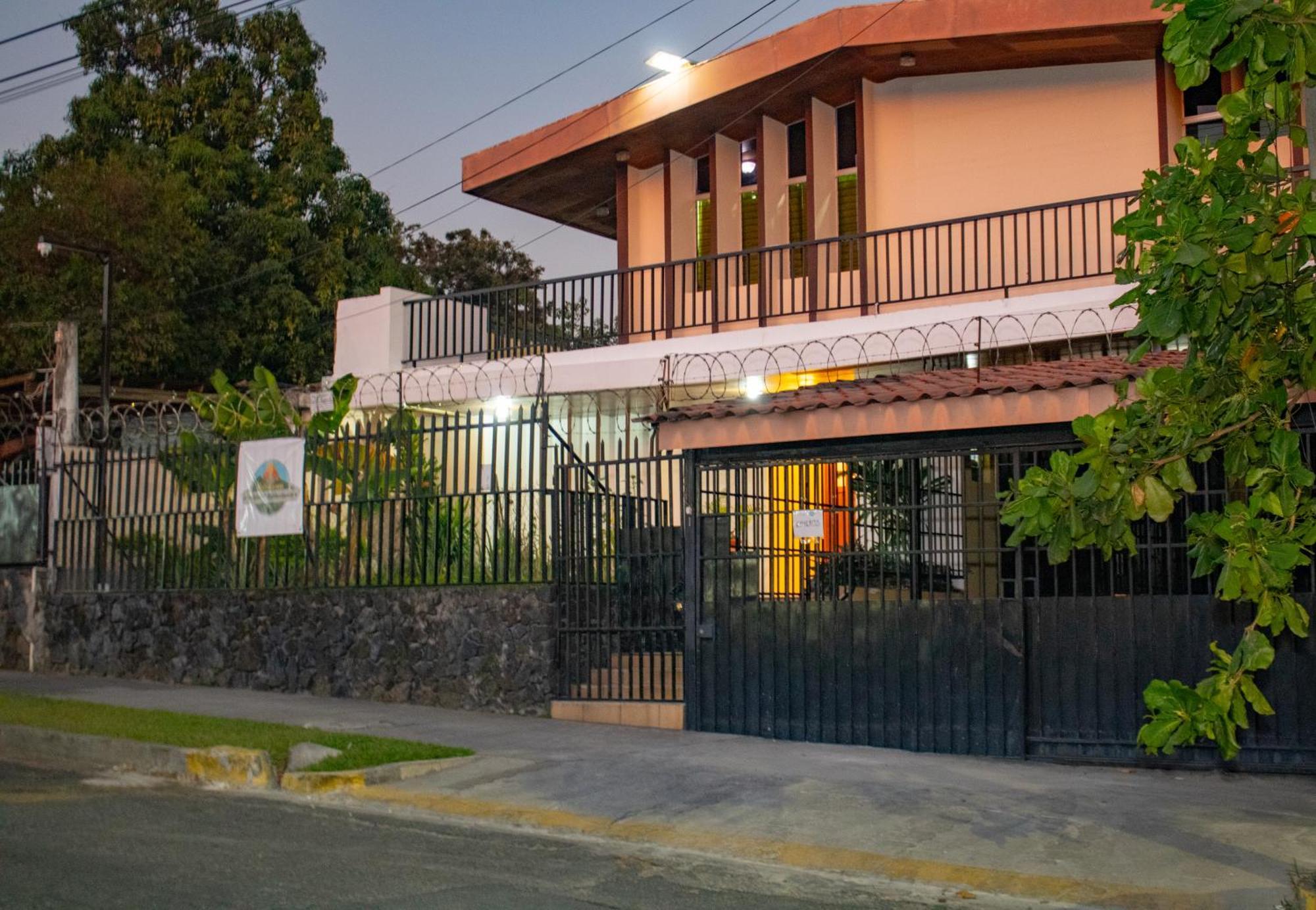 Volcano Hostal Y Restaurante سان سلفادور المظهر الخارجي الصورة